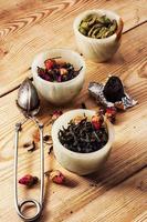 variedades de hojas de té secas y fragantes foto