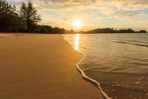 Hermoso panorama puesta de sol en la playa de Kao Kwai, isla de Payam, Tailandia