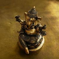 Ganesh estatuilla de bronce sobre fondo dorado