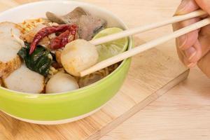 fideos de sopa picante tom yum: comida tailandesa