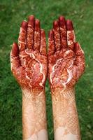 manos de mujer con diseño de henna foto