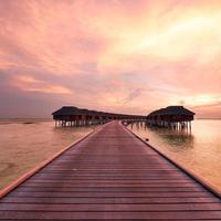 puesta de sol en la playa maldiva