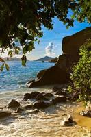 puesta de sol en la playa source d'argent en seychelles
