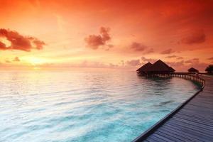 casas maldivas en el amanecer