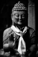 estatua de Buda en blanco y negro