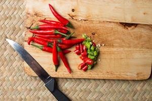 diapositiva de corte de chile rojo tailandés tradicional forma comida cocina cocina foto
