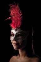 Hermosa mujer joven con retrato de estudio de máscara de carnaval de Venecia foto