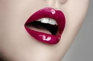 maquillaje de belleza con piel blanca, labios rosados y dientes blancos. foto