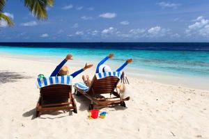 feliz pareja relajarse en una playa tropical foto
