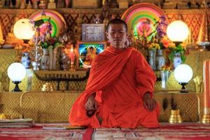 monje meditando en posición de loto