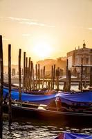 Vista de Venecia al atardecer con góndolas