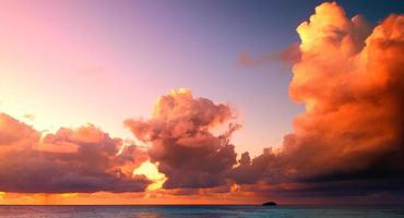 hermosa puesta de sol en maldivas