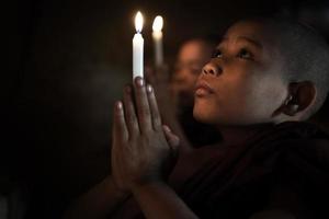 pequeños monjes rezando