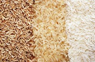 Tres filas de variedades de arroz: marrón, salvaje y blanco. foto