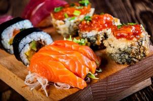 conjunto de sushi fresco japonés foto