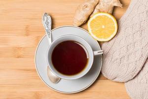 taza de té con miel, jengibre y limón