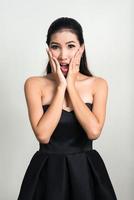 Retrato de hermosa mujer asiática mirando sorprendido y sorprendido