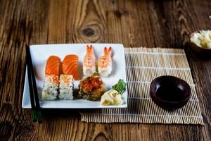 conjunto de sushi japonés fresco foto