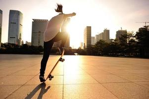 mujer de skate saltando foto