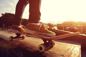 piernas skateboarding sunrise skatepark foto