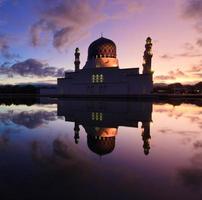 Mezquita flotante de Kota Kinabalu en Sabah, Borneo, Malasia