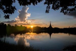 templo tailandés de silueta