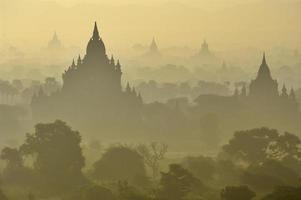 templos de bagan temprano en la mañana. myanmar (birmania) foto