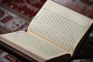 Corán libro sagrado de los musulmanes en la mezquita