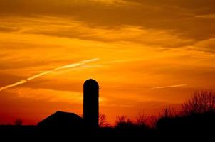 puesta de sol en la granja foto