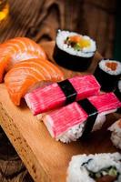 conjunto de sushi sabroso japonés foto