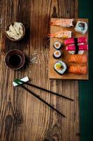 conjunto de sushi sabroso, fresco y saludable foto