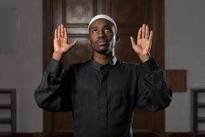 musulmanes africanos rezando en la mezquita foto
