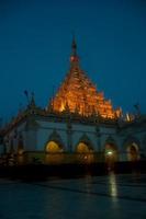 La pagoda de Maha Muni en la ciudad de Mandalay, Myanmar. foto