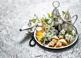 tetera y vasos, dulces. vacaciones islámicas hari raya aidilfitri foto