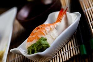 conjunto de sushi japonés fresco foto
