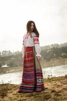 mujer joven en traje original nacional bielorruso eslavo al aire libre