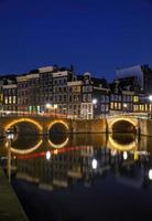 vista nocturna de la ciudad de amsterdam, países bajos foto