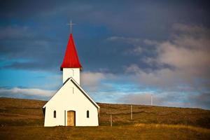 Iglesia islandesa rural típica bajo un cielo azul de verano