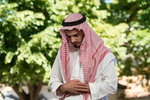 hombre musulmán está rezando en la mezquita foto