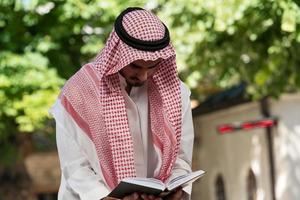hombre musulmán rezando en la mezquita foto