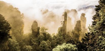 picos de montaña brumosa zhangjiajie en serpia foto
