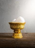 hilo sagrado en Tailandia bandeja de oro con pedestal foto