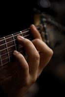 la mano del hombre tocando la guitarra