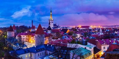panorama del casco antiguo medieval de Tallin, estonia foto