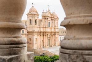 The baroque cathedral of Noto, seen through two columns