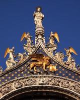 basílica de san marcos marca muchos ángeles estatua venecia italia foto