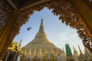 Pagoda shwedagon con cielo azul. Yangon. myanmar o birmania
