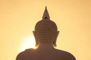 Escultura blanca de Buda en la madrugada. foto
