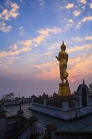estatua de Buda de pie en Wat Phra que Khao Noi