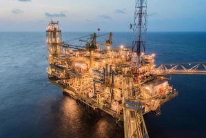 plataforma de producción petrolera en el mar foto